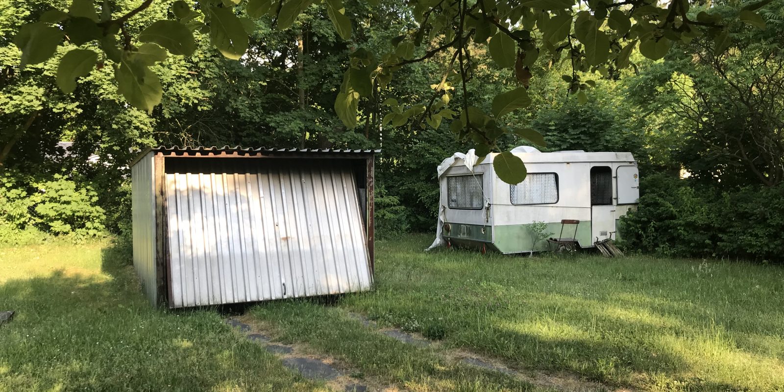 Garage und Wohnwagen